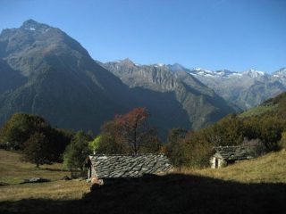 Baite a Pianfè con il Rosso d'Ala sullo sfondo