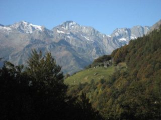 Baite La Tea con sullo sfondo Croce Rossa Arnà e Punta Maria