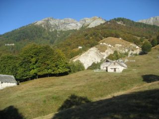 Il Pizzo la Scheggia -in alto, al centro- della foto- durante il percorso di salita