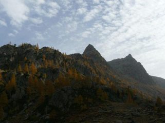 Fiammelle gialle e rocce, di sera