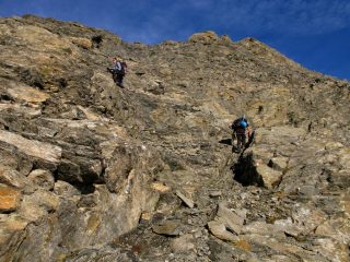 risalendo la bastionata rocciosa che porta al Colle della Resta