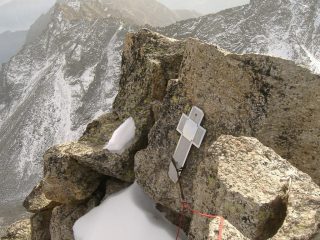 la croce di vetta tra la neve