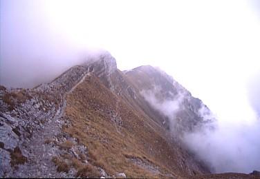 lungo la cresta nella nebbia
