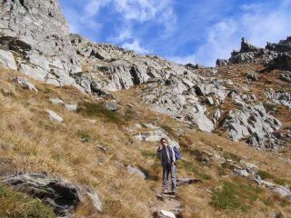 Il canale di erba e placche rocciose
