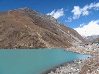 A dx il villaggio di Gokyo e a sx la traccia che porta alla vetta.