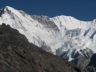 ...piccola slavina sulla parete sud del Cho Oyu!!!!!