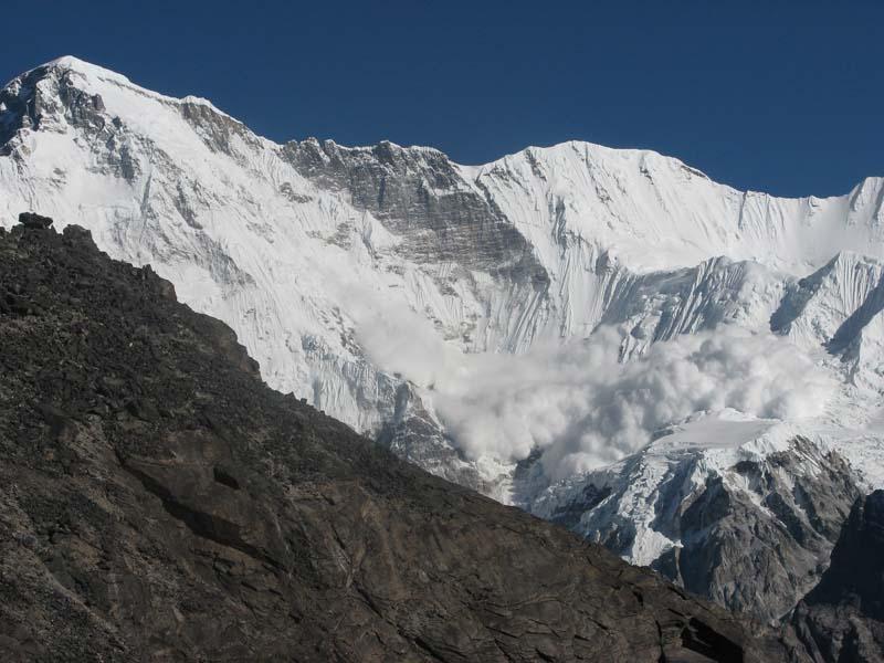 ...piccola slavina sulla parete sud del Cho Oyu!!!!!