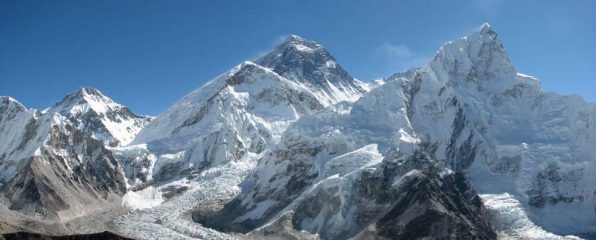 super classica foto dell'everest dalla cima.