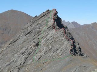gran guglia vista da sud. In rosso la cresta, in verde la normale