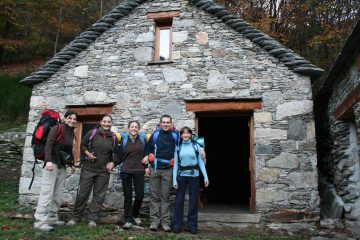 In la Piana: il gruppo davanti al bivacco