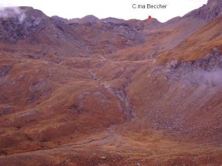 Il lungo vallone che si percorre dal pianoro 2400 alla cima visto salendo al Col Larissa