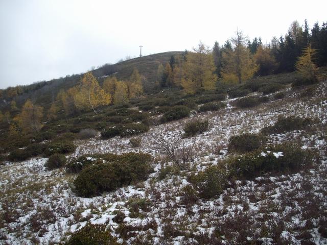 vicino alla possente croce