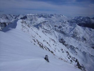 La piccola croce in cima sommersa dalla neve
