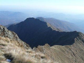 Dalla cima principale : la lunga cresta fino al Luvot.