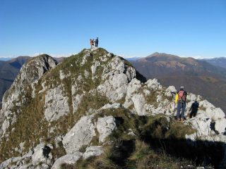 Corno di Canzo Centrale, a sinistra il Corno di Canzo Occidentale; sullo sfondo il Monte Rosa.