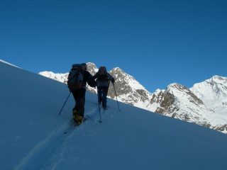 salendo con lo sfondo del Pain de Sucre