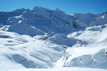 Il lago Serru' e la diga del lago Agnel ghiacciato