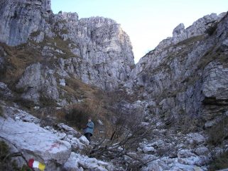 sentiero perfettamente segnato da bolli rossi bianchi gialli
