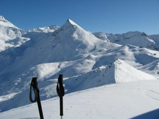 sullo sfondo il falinère
