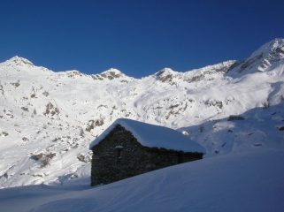L' Alpe Brunnen (2237m). Sullo sfondo, al centro, le quote 2728m (a sin.) e 2794m (a dx).
