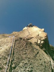 Anna in grande spolvero sul pilastrino del penultimo tiro.