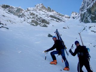 Enrico e Davide sotto l'uscita del coulour Bianco