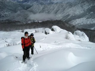 Ale ed Irina sulla dorsale fuori dal bosco
