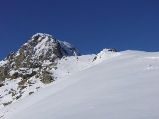 A destra la cima, sullo sfondo il Mucrone