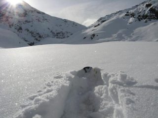 sullo sfondo il colle