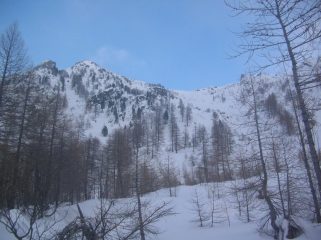 I pendii che adducono al Colle di Valmeriana (2281m). A sinistra il Barbeston (2482m).