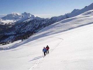 gli ampi pendii che portano a verso il colle
