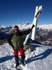 La croce piegata dal vento