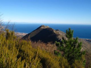 La costiera di Monte Acuto e dietro le Alpi Apuane