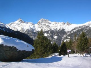 La spalla sottostante l'Alpe Quicord (1650m ca.). Sulla sinistra il masso erratico, sullo sfondo l'Avic (a sin.) ed il Mon Ruvi (a dx).