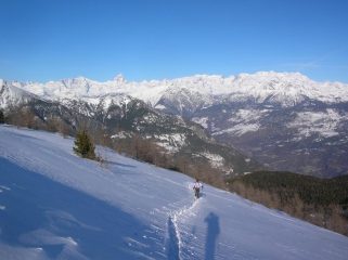 I pendii al termine della dorsale Chalamy-Boccoueil. Sullo sfondo Grandes Murrailles, Cervino e Monte Rosa.