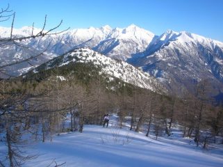 I pendii della dorsale (al termine il Bec Gavin, 2001m) che separa il Vallone di Chalamy (a sin.) dal Vallone di Boccoueil (a dx.).