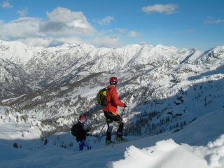 inizia la 1° discesa, a destra i pendii del Portola