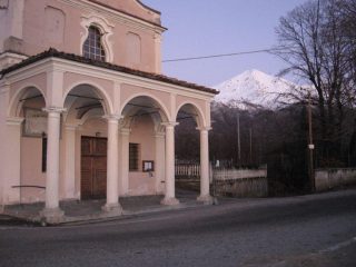 Il bel porticato della Parrocchiale di S. Anna Boschi