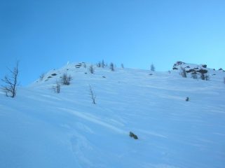 L' ultimo ripido pendio della dorsale che sale alla cresta sommitale del Bec di Nona.
