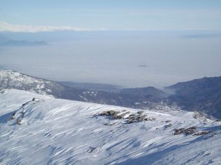 La Rocca di Cavour sembra una nave in mezzo al mare 