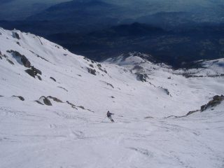 discesa nel canalone sotto la vetta su ottimo firn...