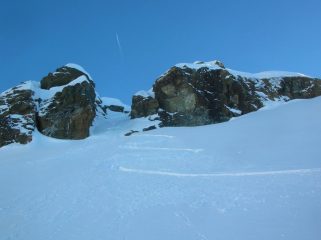 Il ripido canalino che consente di portarsi dall' Arête de Ponton nel vallone di Orsiére.
