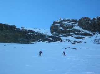 Verso la barra rocciosa sottostante la cima del Mont Ruvi.