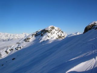 La sommità del Mont Ruvi vista dalla cresta ovest di discesa.