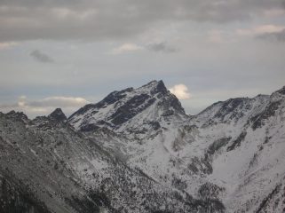 Il versante nord-ovest del Mont Ruvi dal Mont Courquet. Spiccano nettamente i due canalini che permettono di superare la fascia rocciosa diagonale che scende verso nord dalla cresta sud.