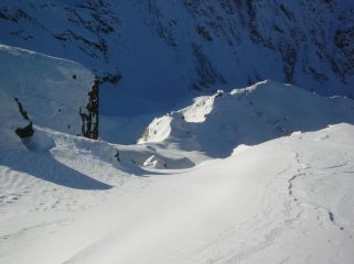 L' imbocco del primo canalino. In basso, tra sole ed ombra, l' Arête de Ponton.