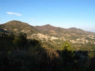 Guardando indietro verso la Madonna della Guardia, Vegliasco e Bignone