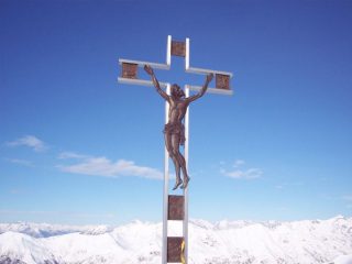 Croce di vetta. E' appena nato ma un'altra guerra lo ha già crocifisso.
