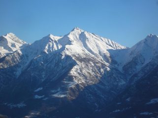 Il versante sud-occidentale della Becca Torché in veste invernale.