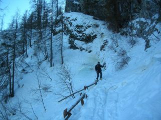 Tratto della mulattiera che dalle Alpi Mialet (1554m) scende a Crest (1000m ca.).